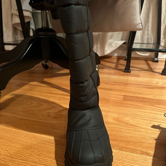 Black Quilted Winter Boots - Picture 3 of 6